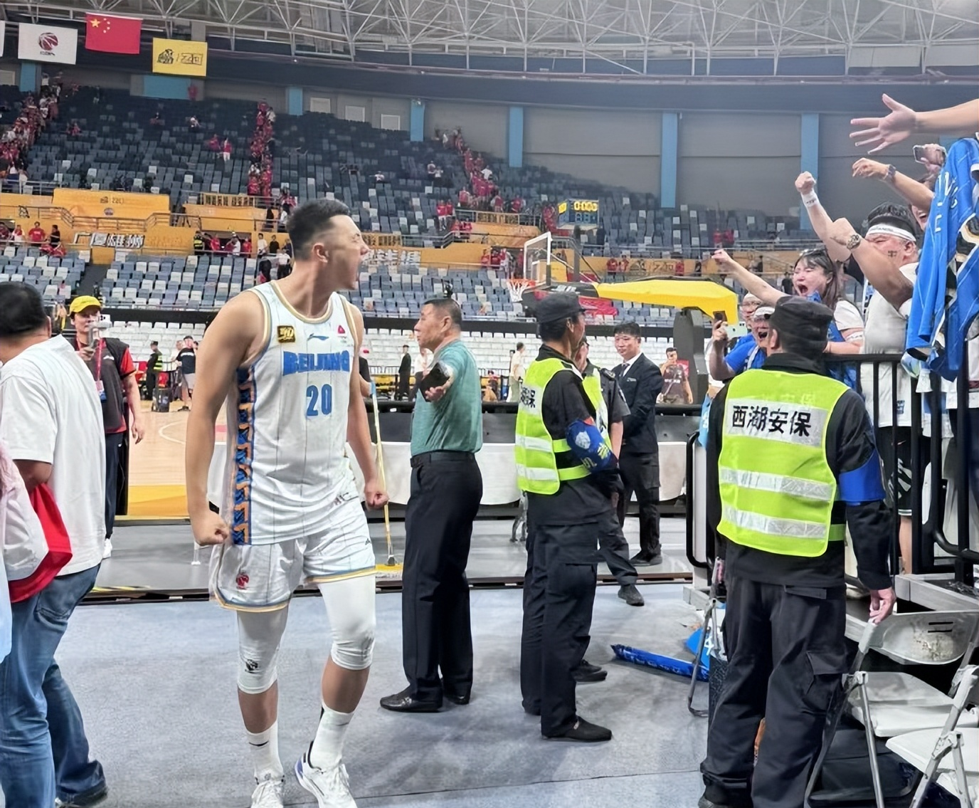 爱游戏棋牌 -包含今晚体能课后，密尔沃基雄鹿门线救险备战CBA常规赛，悬念犹存，团队化学反应显著的词条