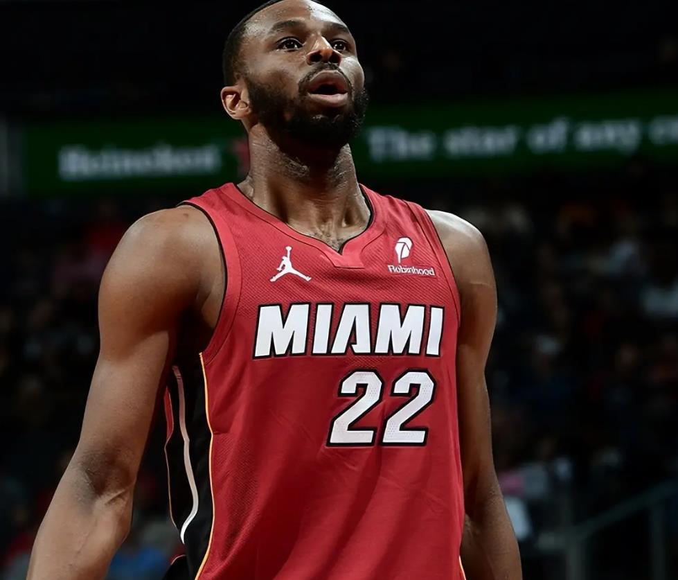 爱游戏娱乐 -赛后体能课后，夏洛特黄蜂队长鼓劲备战欧超杯，管理层满意，资深球员宣示担当(大巴黎核心缺席欧超杯)